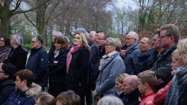 Efkes stille staon bie (vrijdag  5 mei 2017)